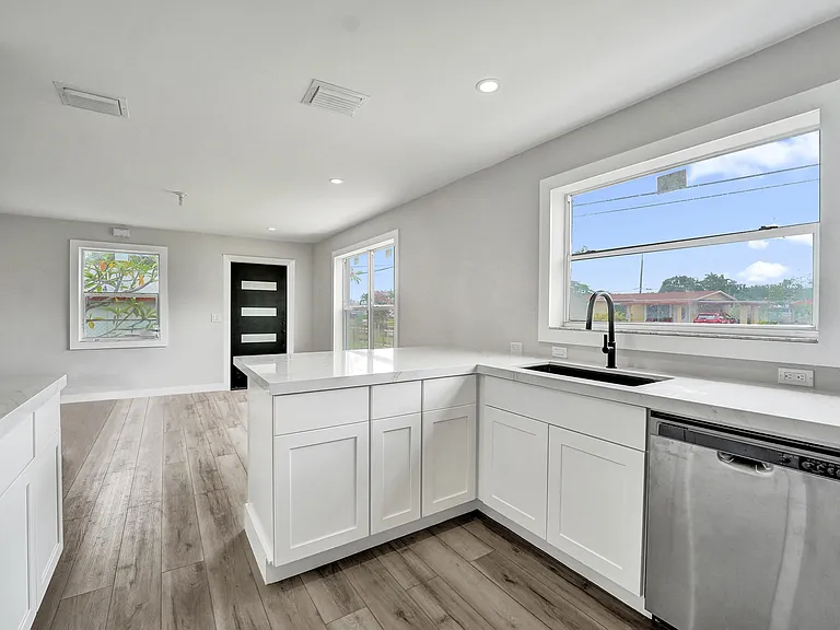 5601 SW 36th Ct — Photo 13