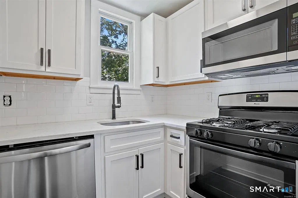 2 bed, 1.0 bath, 700 sqft, $1,800 — Photo 3