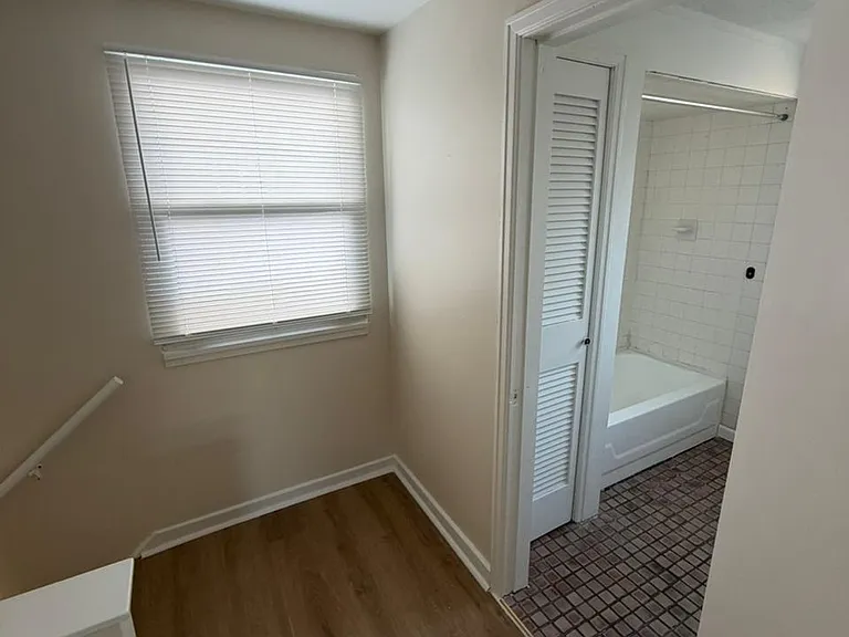 605 Thompson Ave — Photo 7