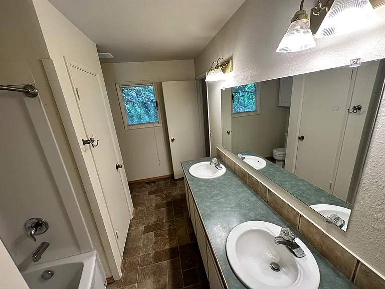 Upstairs bathroom - Dual sinks and shower/bathtub combo