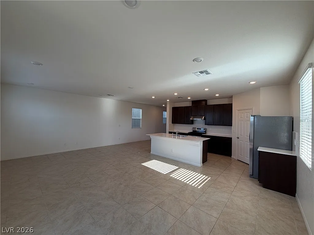 5 bed, 3.0 bath, 2475 sqft, $2,450 — Photo 3