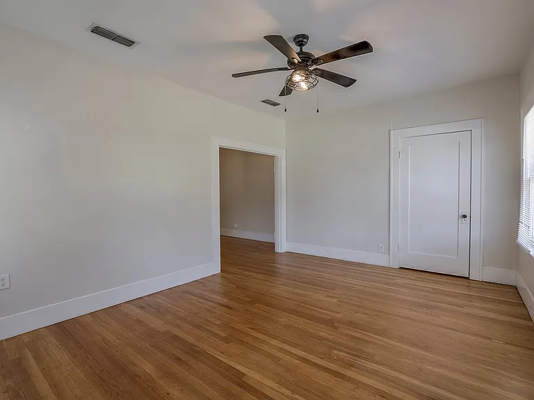 1906 Clover Ln — Photo 6