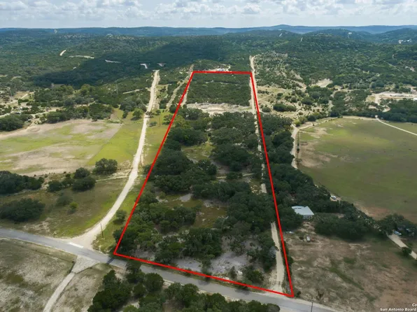 5211 Bump Gate Rd, Pipe Creek, TX 78063