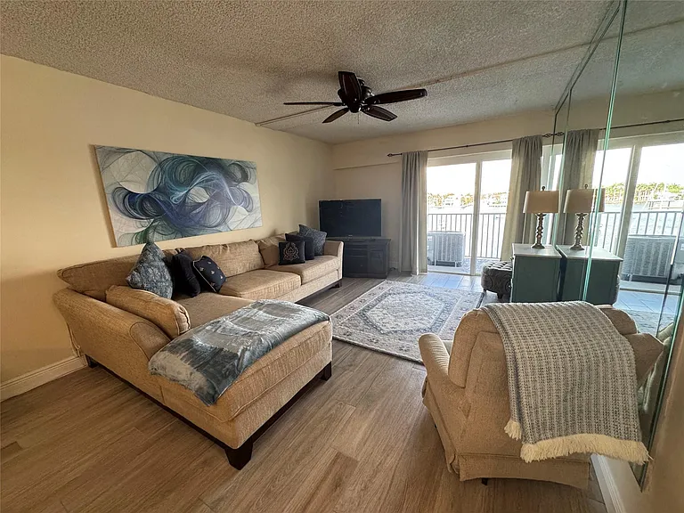 95 N Birch Rd #402 — Photo 6