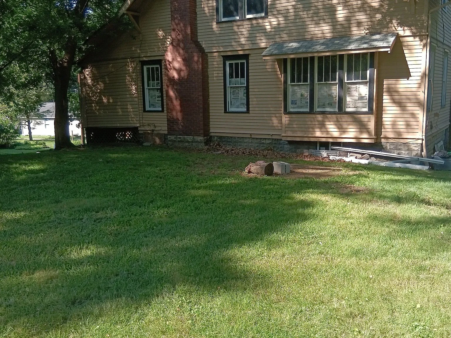 $820 3 Bed (North Hill) with Huge Park- Like Yard — Photo 1