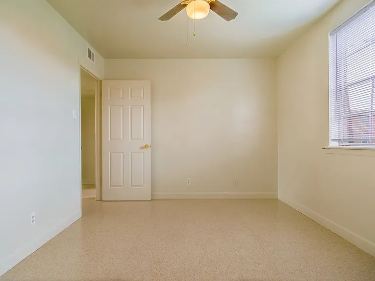Willow Park Apartments — Photo 18