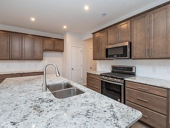 4th image of 733 Greenway Dr