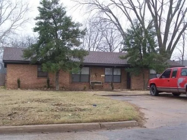 1613 Harly Day Dr, Chickasha, OK 73018