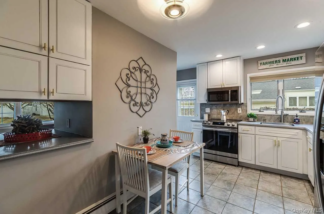 3 bed, 2.5 bath, 1332 sqft, $5,245 — Photo 4