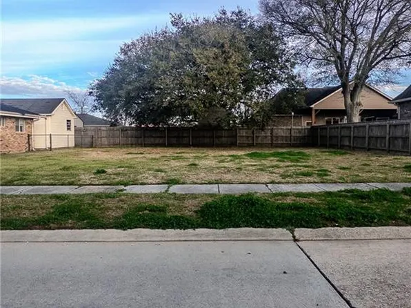 2805 Volpe Dr, Chalmette, LA 70043