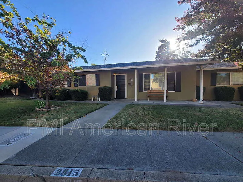 3 bed, 2.0 bath, 1098 sqft, $2,700 — Photo 2