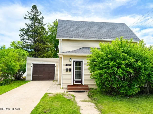 1502 N 4th St, Grand Forks, ND 58203