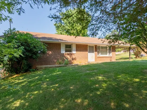 222 Highland Park Dr, Hillsville, VA 24343