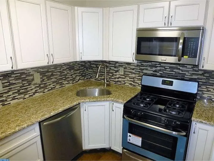 2 bed, 907 sqft, $1,980 — Photo 3