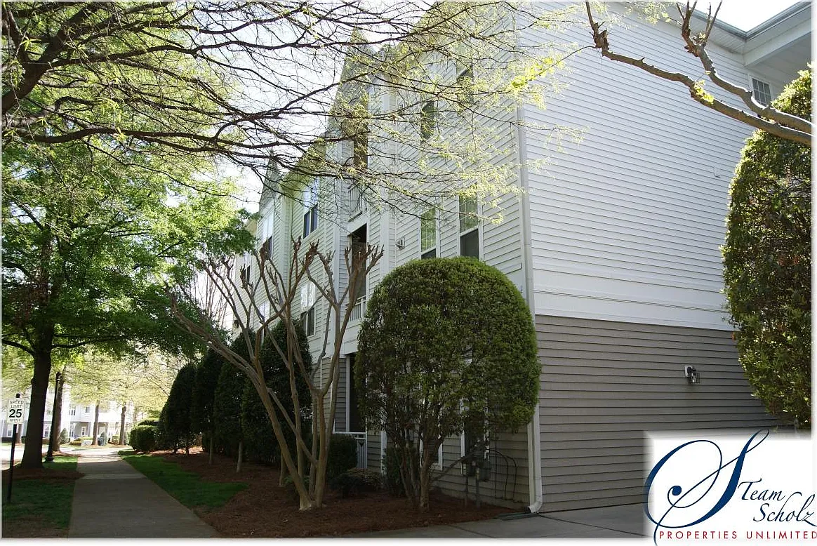 2 bed, 909 sqft, $1,600 — Photo 1