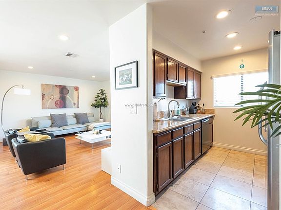 5th image of 423 N Oxford Ave APT 204