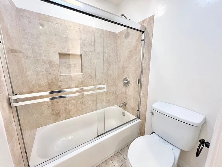 Newly Remodeled Lower Level 2 Bedroom 2 Bathroom Spacious Unit — Photo 11
