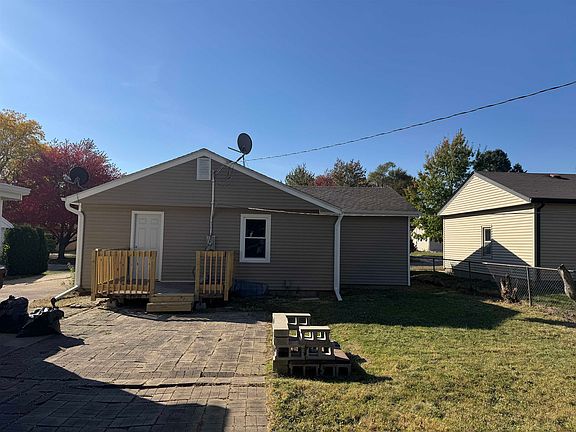 2nd image of 1115 Winthrop Ln