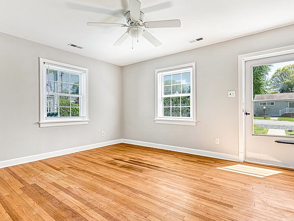 5th image of 2312 Oakwood Ln
