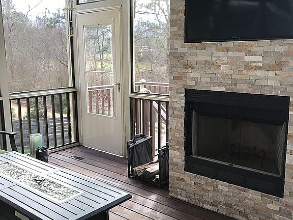 Screened deck w/fireplace 