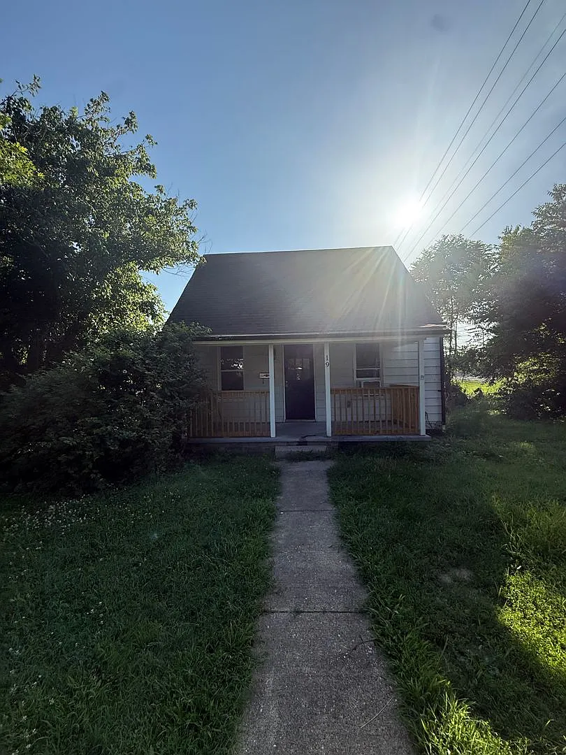 4 bed 2 bath — Photo 1