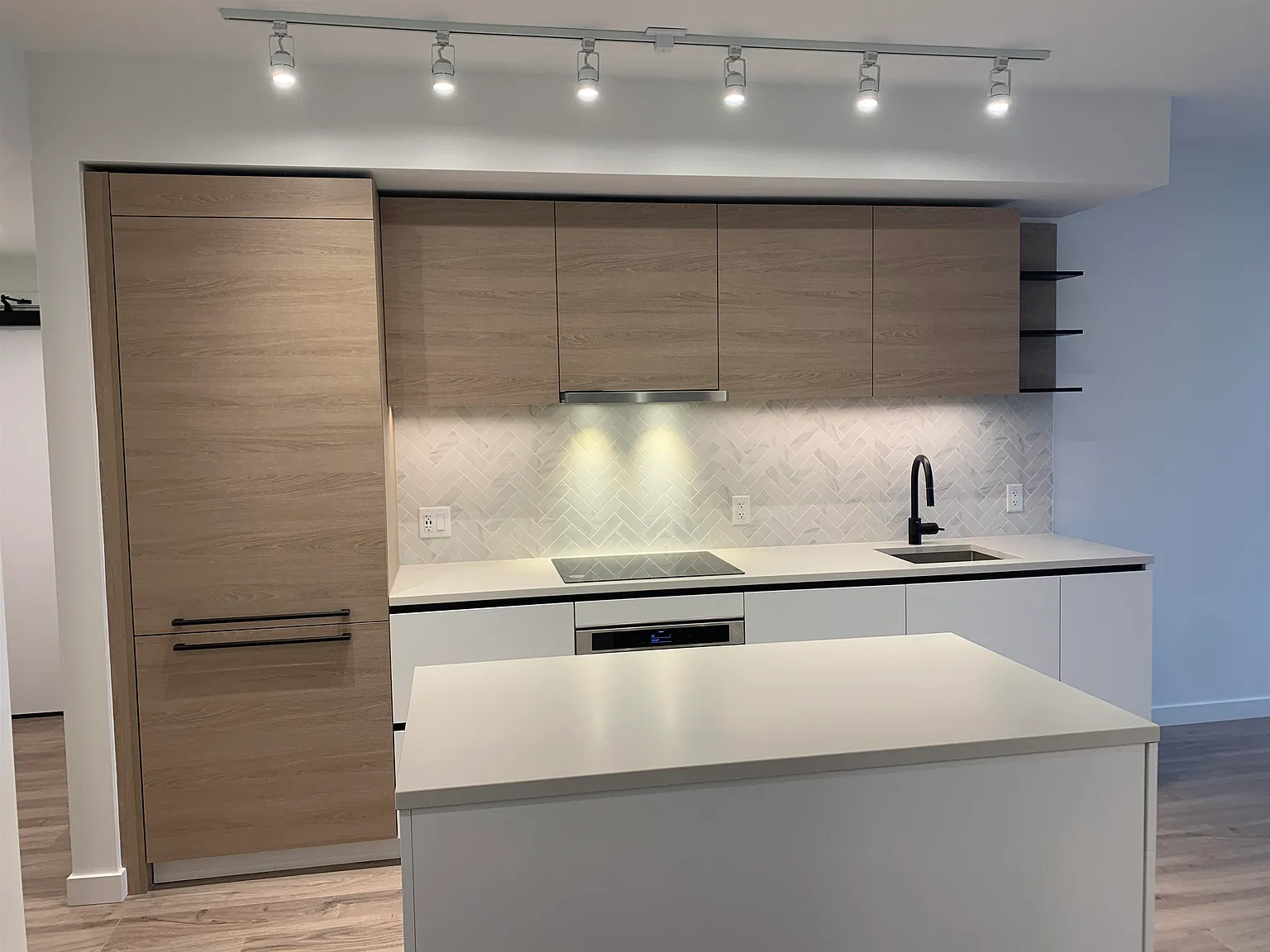 2 bed, 761 sqft, $2,300 — Photo 1