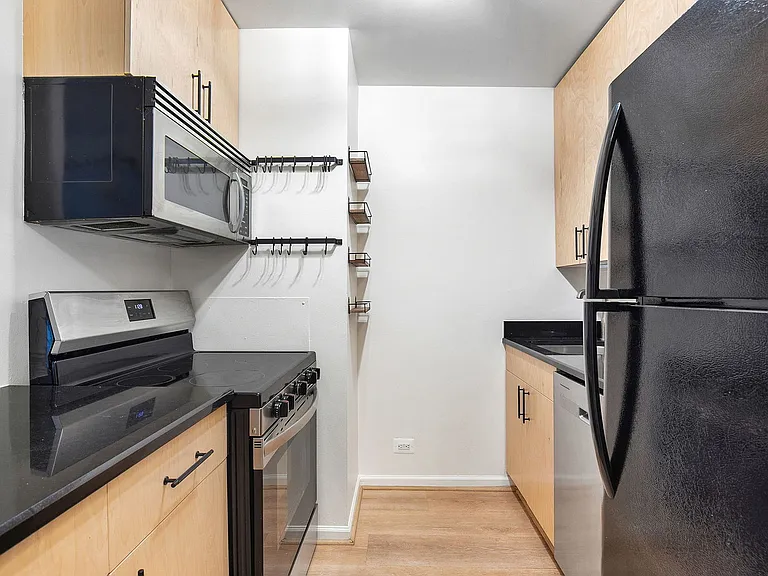 4343 N Clarendon Ave #911 — Photo 6