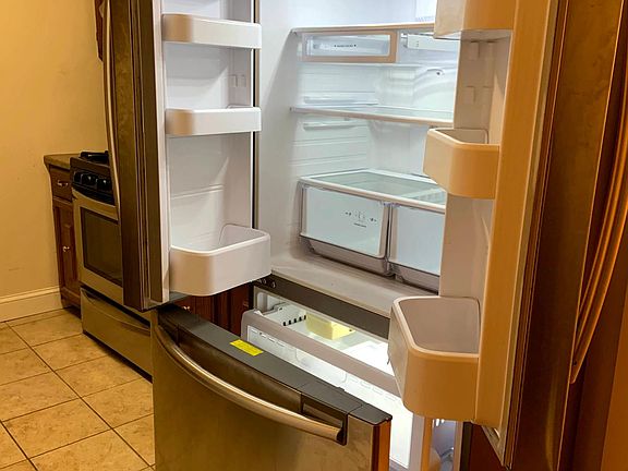 French door refrigerator w/ice maker and water dispenser