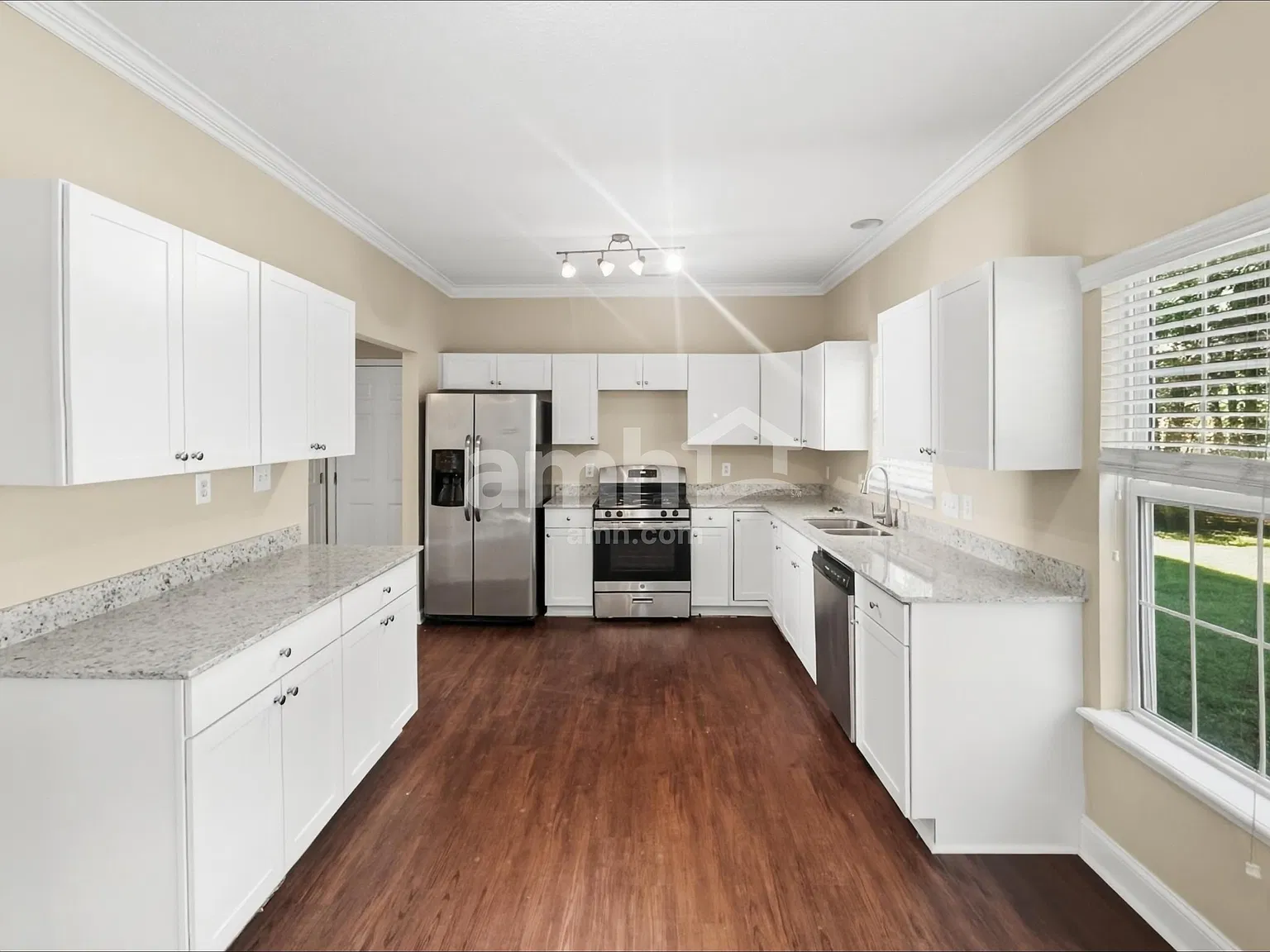 4 bed, 2.5 bath, 2367 sqft, $2,570 — Photo 3