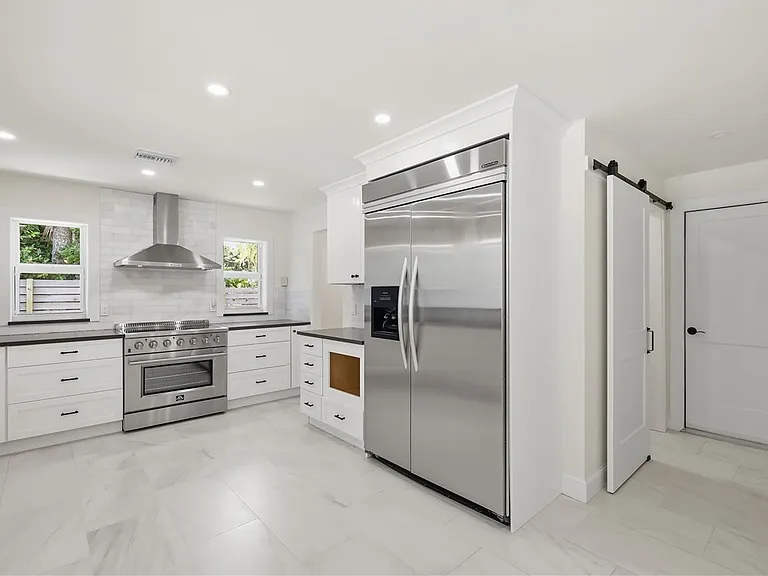 726 Live Oak Ln — Photo 4