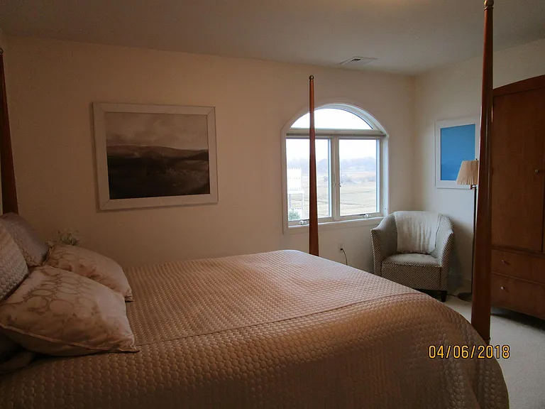 four-poster bedroom looking east - queen bed