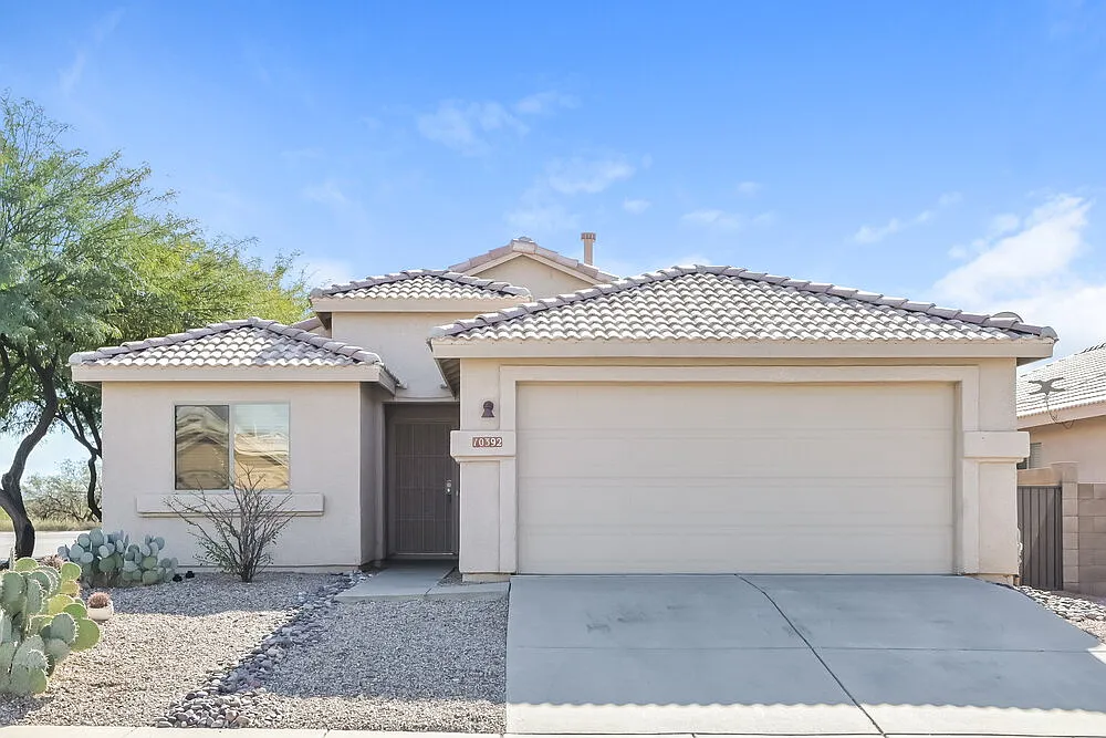 3 bed, 2.0 bath, 1705 sqft, $2,095 — Photo 1