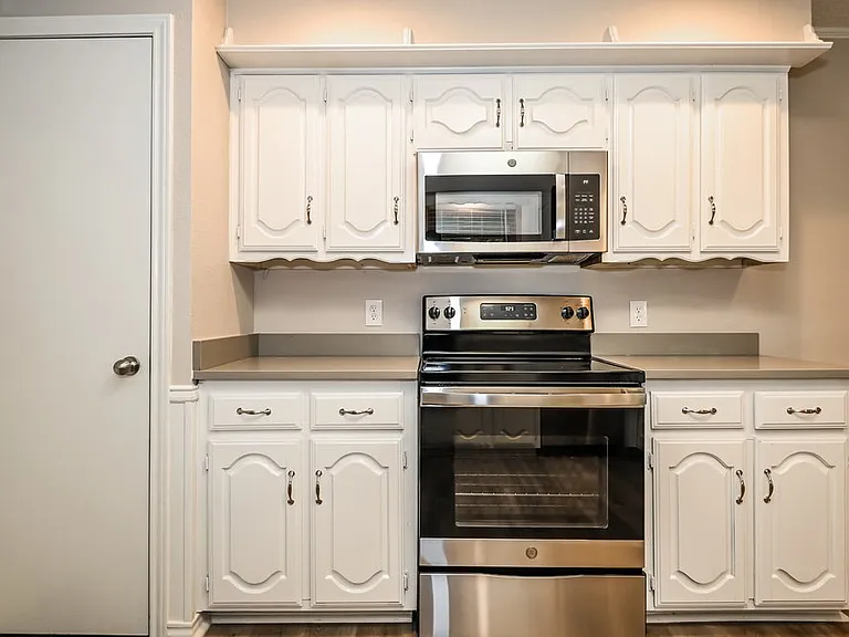 708 Village Green Dr — Photo 10
