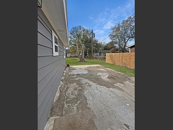 3rd image of 3701 Ridgemont Dr