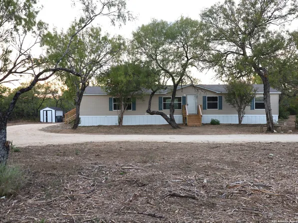 620 East Trail, Pleasanton, TX 78064