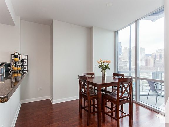 4th image of 1202 S Prairie Ave #403
