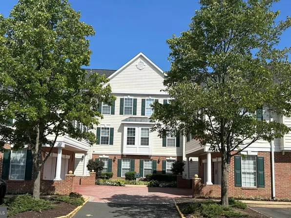25260 Lake Shore Sq Unit 202, Chantilly, VA 20152