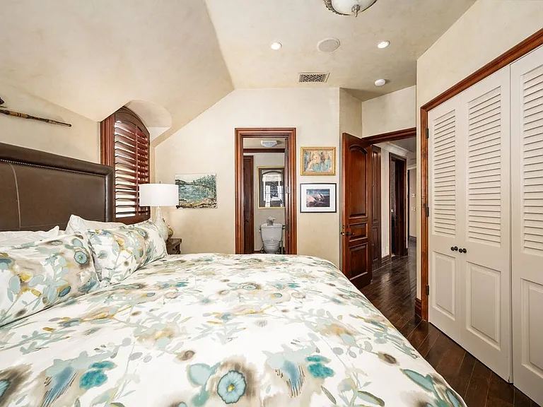 1104 W Bay Ave — Photo 46