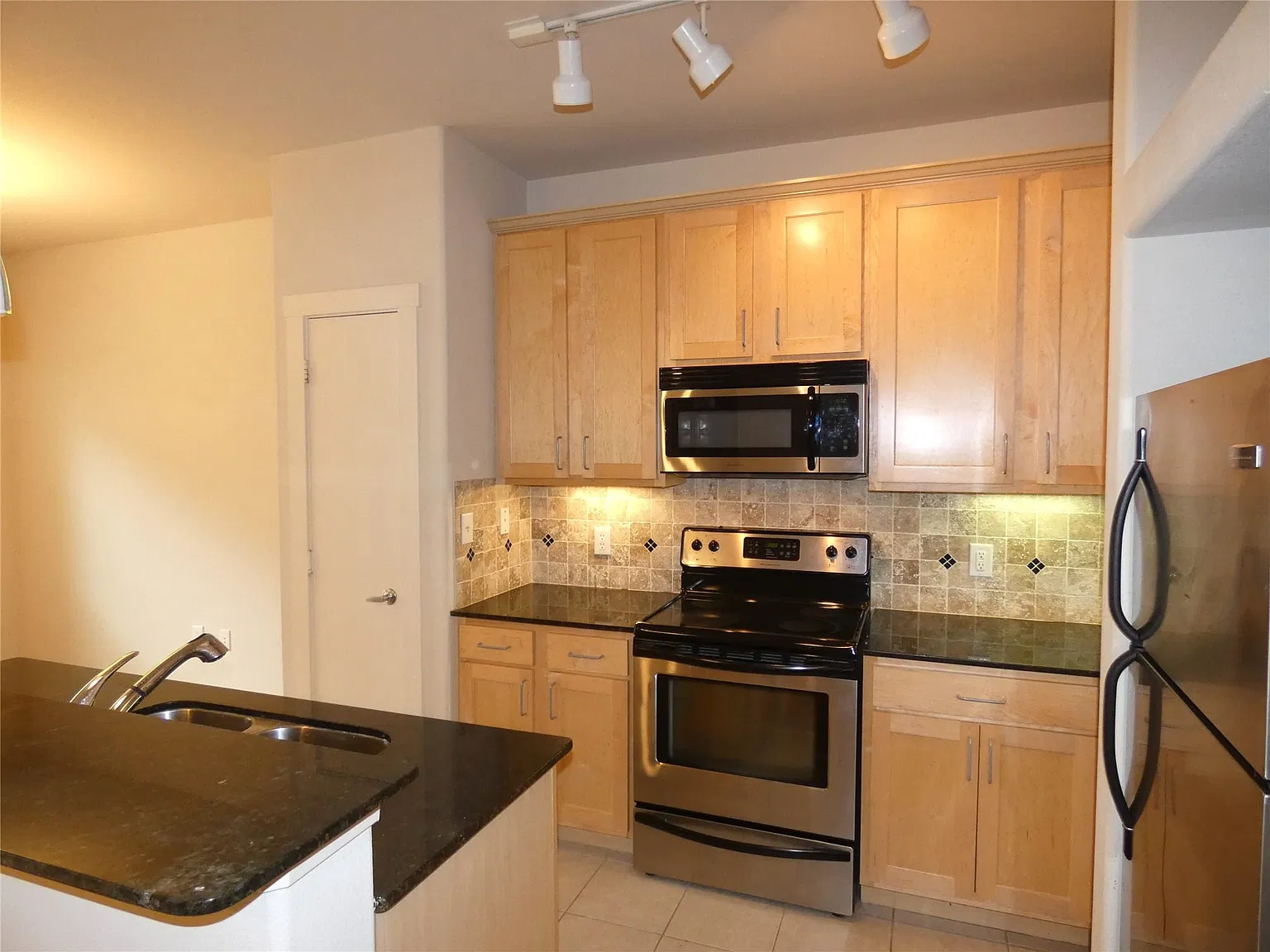 1 bed, 1.5 bath, 1028 sqft, $1,850 — Photo 3