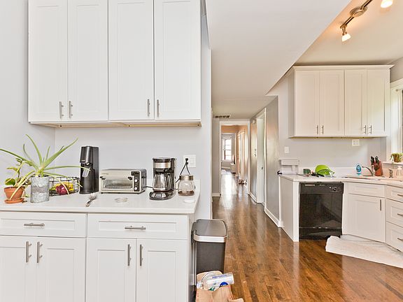2nd image of 3253 N Kenmore Ave APT 3