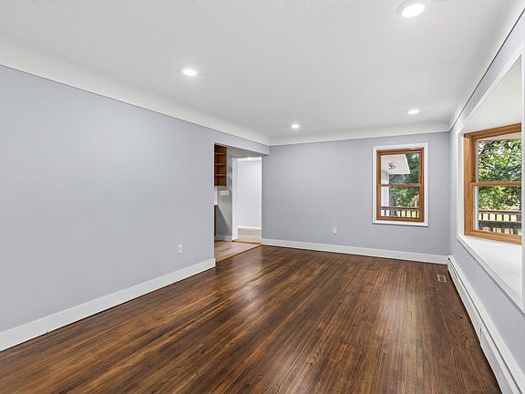 4th image of 31 Demont Ave E