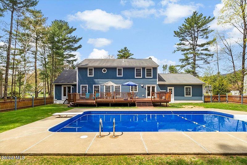 3rd image of 25 Algonquin Drive