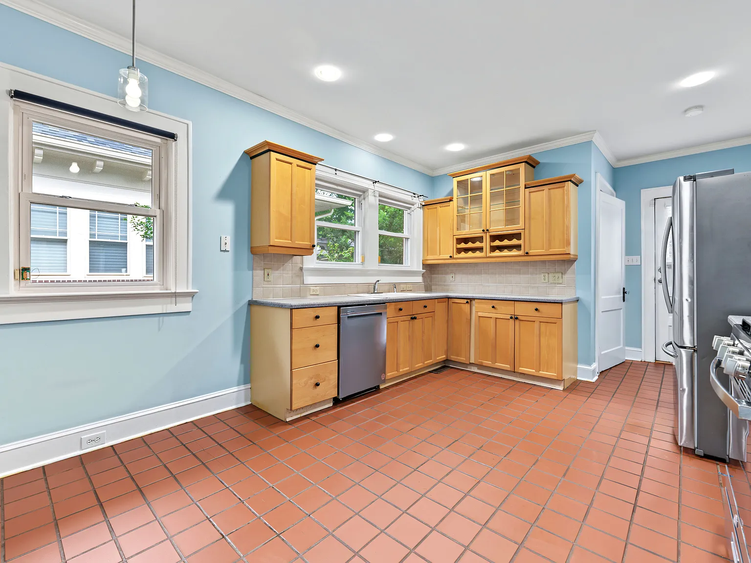 3 bed, 2016 sqft, $3,500 — Photo 4