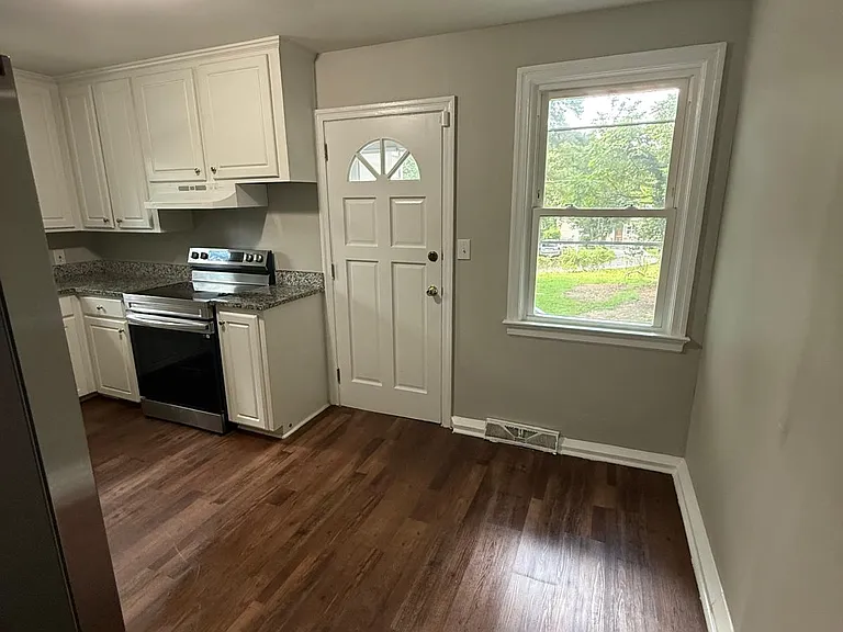 228 Lakeside Ave — Photo 8