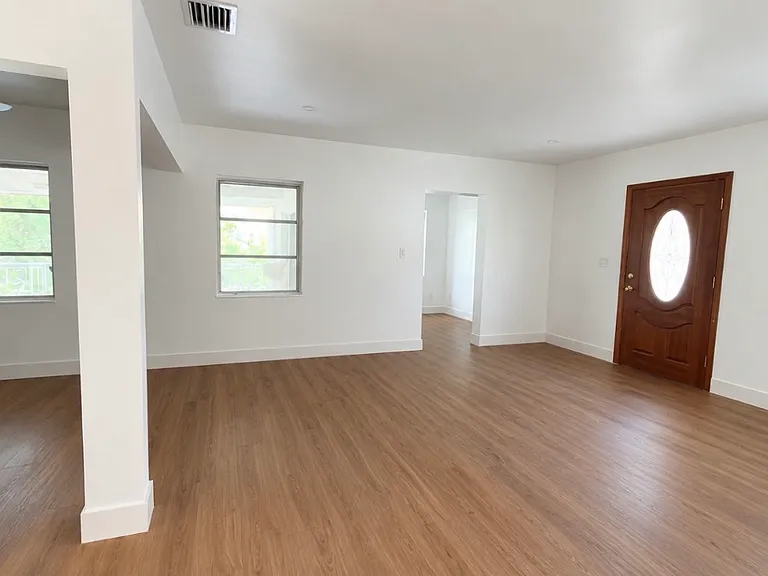 516 Boabadilla St — Photo 8