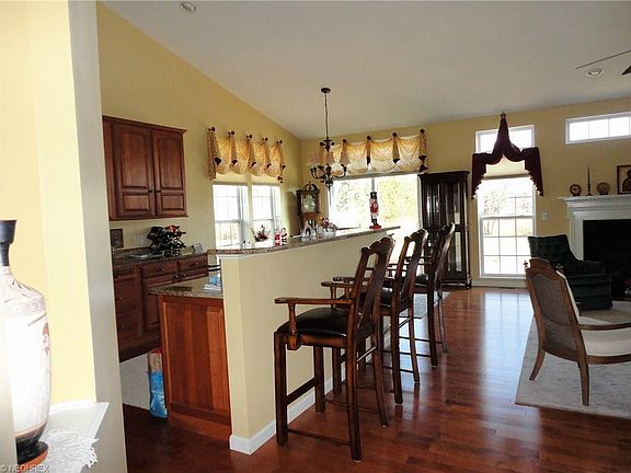 4th image of 3127 Grove Ln