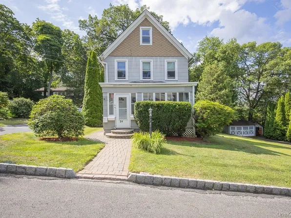 24 Moore Avenue, Pearl River, NY 10965