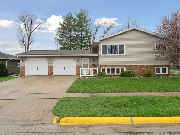 1120 Doctor St, Manchester, IA 52057