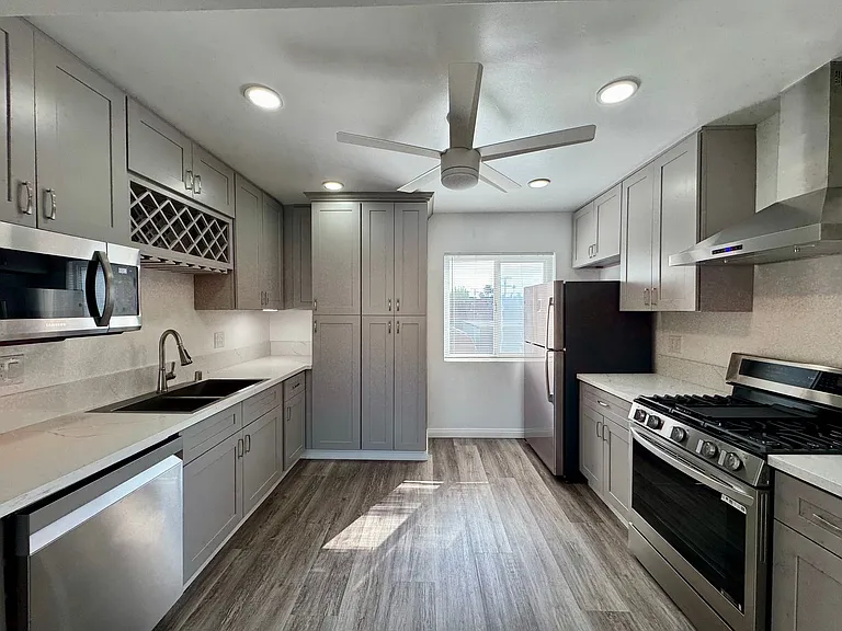 1027 Roswell Ave #4 — Photo 1