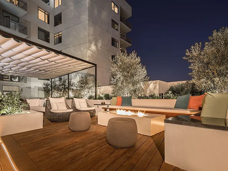 The Avenue Hollywood — Photo 33